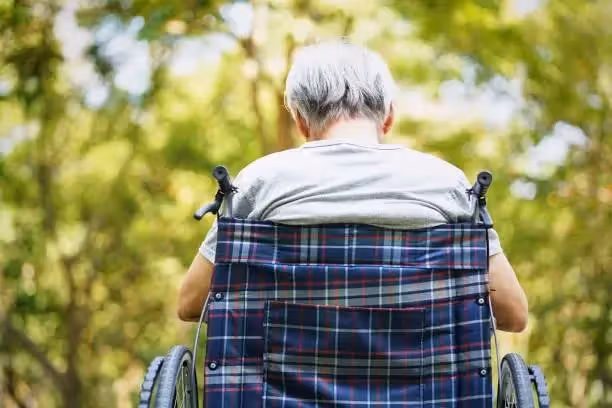 喪偶太孤單！66歲老父搬到兒子家「包三餐出遊」住了3週　他隨口問兒媳「飯煮好了嗎」一家四口瞬間變一口～