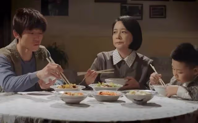喪偶太孤單！66歲老父搬到兒子家「包三餐出遊」住了3週　他隨口問兒媳「飯煮好了嗎」一家四口瞬間變一口～