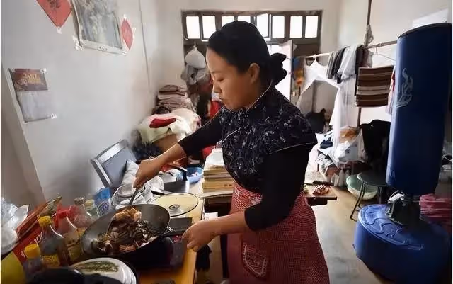 喪偶太孤單！66歲老父搬到兒子家「包三餐出遊」住了3週　他隨口問兒媳「飯煮好了嗎」一家四口瞬間變一口～