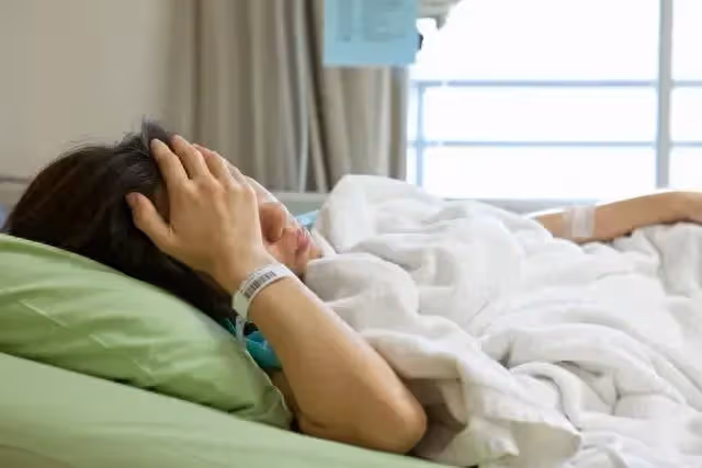 我學歷高賺的比哥哥多！ 我們兄妹感情好「我時常補貼哥嫂家」也很疼姪子，當我住院20天「哥嫂只打電話卻沒來探望」....但出院後「大嫂馬上來我家」她一開口我瞬間看透了人性😳
