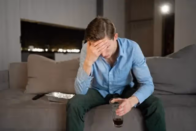 我學歷高賺的比哥哥多！ 我們兄妹感情好「我時常補貼哥嫂家」也很疼姪子，當我住院20天「哥嫂只打電話卻沒來探望」....但出院後「大嫂馬上來我家」她一開口我瞬間看透了人性😳