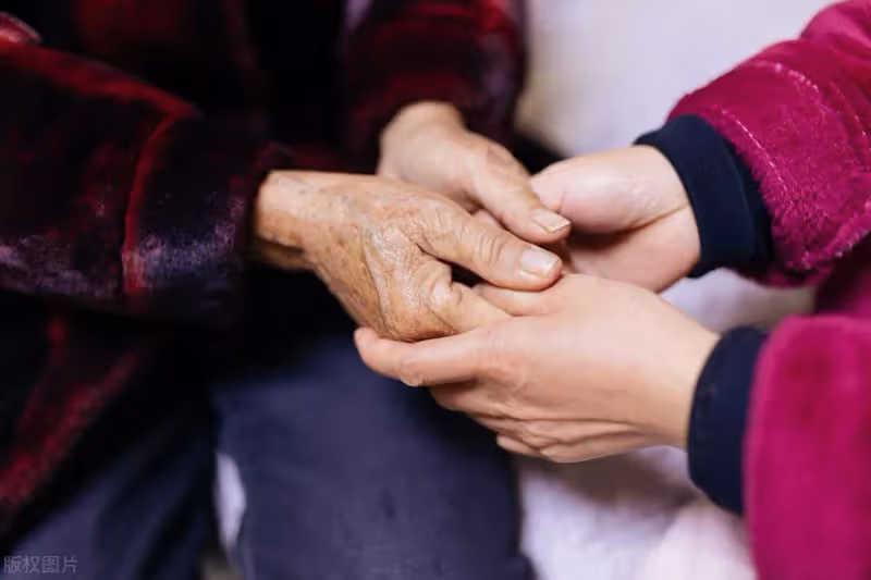 老公接85歲婆婆來同住，我先聲明「只負責做飯」照護要他自己來，老公得意答應說沒問題！ 結果才10天「老公突然對婆婆說一句話」婆婆臉色大變