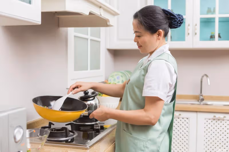 最近僱了個40歲女的看護，但她倒垃圾總是慌慌張張，某天跟蹤她出門，當場「把她的包掀開」竟讓我們夫妻羞愧不已…