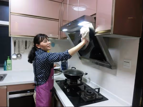 最近僱了個40歲女的看護，但她倒垃圾總是慌慌張張，某天跟蹤她出門，當場「把她的包掀開」竟讓我們夫妻羞愧不已…
