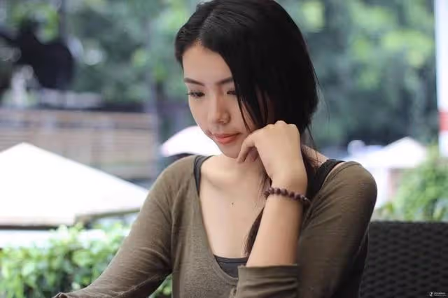 最近僱了個40歲女的看護，但她倒垃圾總是慌慌張張，某天跟蹤她出門，當場「把她的包掀開」竟讓我們夫妻羞愧不已…