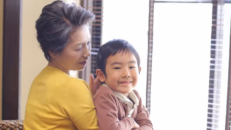 我帶孫8年，最近和老伴花43萬四處旅遊，結果剛回家媳婦擺著臭臉嫌太浪費，我淡定說一句…換她哭著求饒