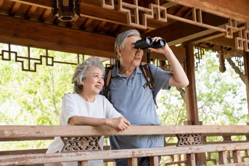 我帶孫8年，最近和老伴花43萬四處旅遊，結果剛回家媳婦擺著臭臉嫌太浪費，我淡定說一句…換她哭著求饒