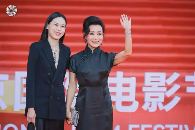 何慶魁暗諷老戲骨陳沖！稱其外國人卻回國撈金，望她晚年別再折騰