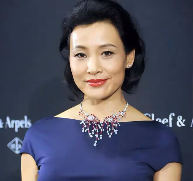 何慶魁暗諷老戲骨陳沖！稱其外國人卻回國撈金，望她晚年別再折騰