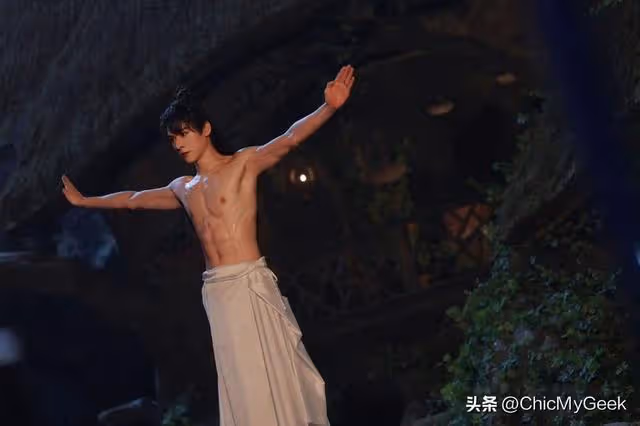 他用冰塊腹肌,一己之力讓這部劇開播即巔峰!