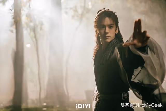 他用冰塊腹肌，一己之力讓這部劇開播即巔峰！