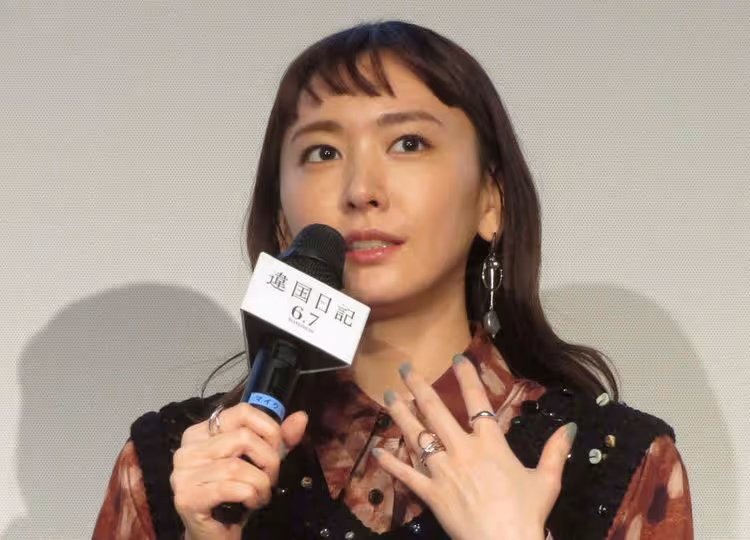 新垣結衣護尪後面對媒體　左手無名指戴戒放閃