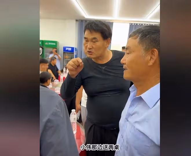 大衣哥辦滿月宴,用5000元一瓶的酒招待親家,大衣嫂忙著收紅包