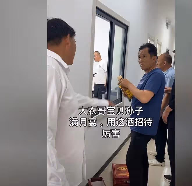 大衣哥辦滿月宴,用5000元一瓶的酒招待親家,大衣嫂忙著收紅包