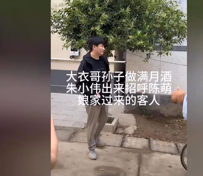大衣哥辦滿月宴,用5000元一瓶的酒招待親家,大衣嫂忙著收紅包