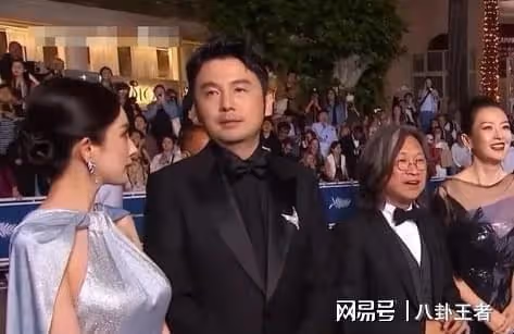 楊冪又擦邊!穿禮服太大膽,輕鬆艷壓章子怡,李現雷佳音不敢直視