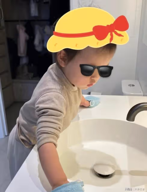 昆凌三胎正面照曝光！2歲妹妹幹家務好軟萌，嘴唇微翹超像周杰倫