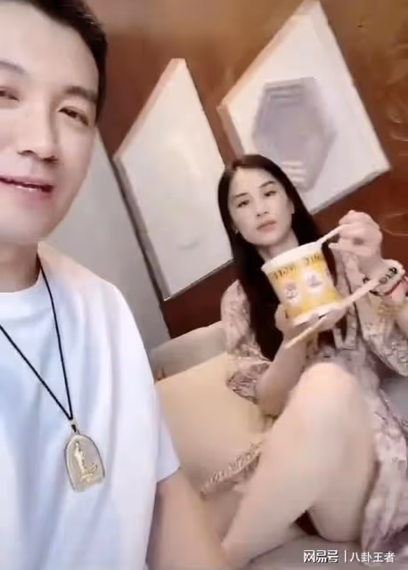 炒作？黃聖依直播走光，楊子專拍她大腿，老婆走光毫不在意繼續拍