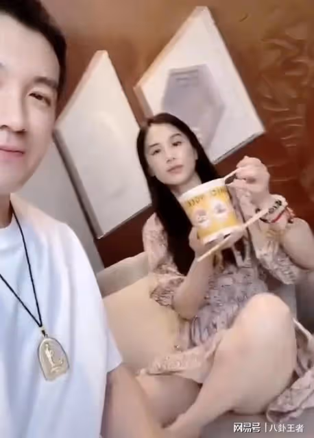 炒作？黃聖依直播走光，楊子專拍她大腿，老婆走光毫不在意繼續拍