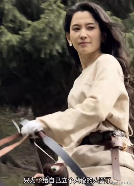 汪峰女友大腿紋身曝光!穿開叉裙性感射箭,跟男人激情熱舞太開放