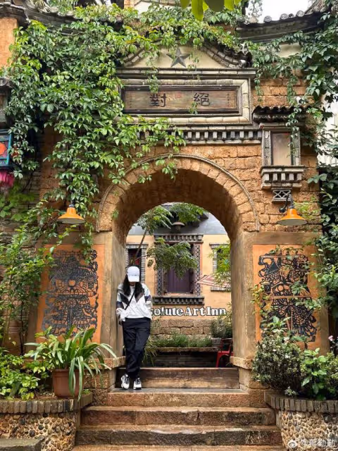 蔣勤勤陳建斌帶娃出遊,倆兒子近照曝光,虎虎像爸爸鏘鏘像媽媽