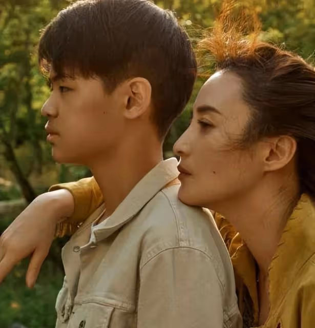 蔣勤勤陳建斌帶娃出遊,倆兒子近照曝光,虎虎像爸爸鏘鏘像媽媽
