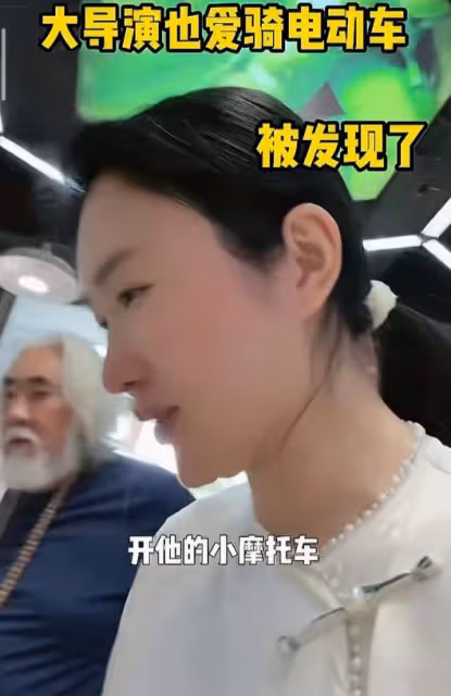 73歲張紀中騎電動車載孕妻,吃杜星霖雪糕被嫌棄:我不要吃你口水
