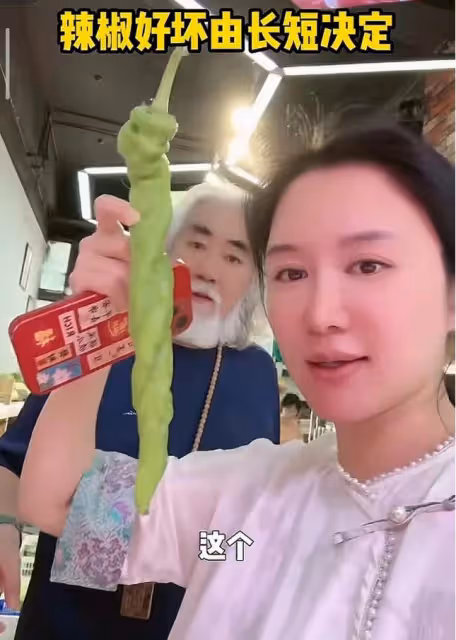 73歲張紀中騎電動車載孕妻,吃杜星霖雪糕被嫌棄:我不要吃你口水