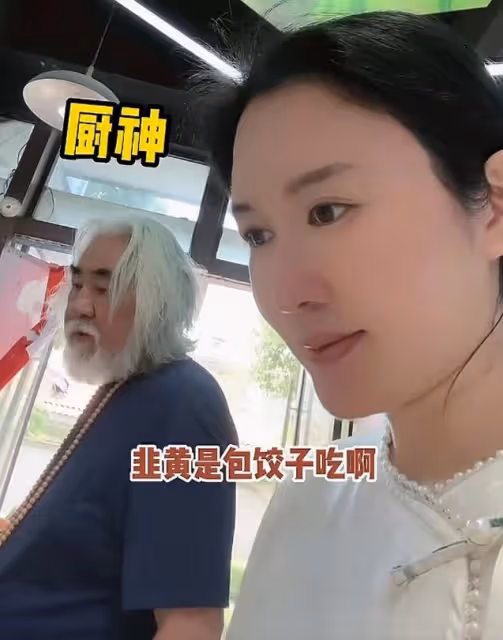 73歲張紀中騎電動車載孕妻,吃杜星霖雪糕被嫌棄:我不要吃你口水