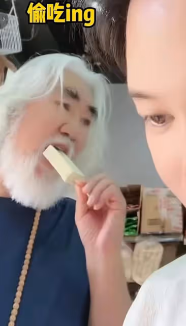 73歲張紀中騎電動車載孕妻,吃杜星霖雪糕被嫌棄:我不要吃你口水