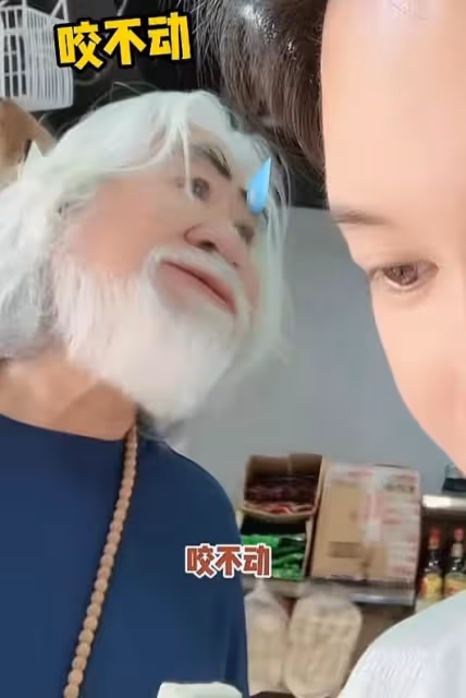 73歲張紀中騎電動車載孕妻,吃杜星霖雪糕被嫌棄:我不要吃你口水
