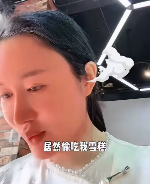 73歲張紀中騎電動車載孕妻,吃杜星霖雪糕被嫌棄:我不要吃你口水