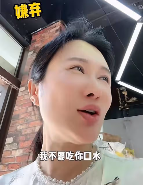 73歲張紀中騎電動車載孕妻,吃杜星霖雪糕被嫌棄:我不要吃你口水