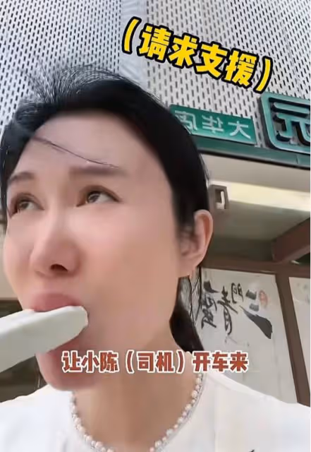 73歲張紀中騎電動車載孕妻,吃杜星霖雪糕被嫌棄:我不要吃你口水