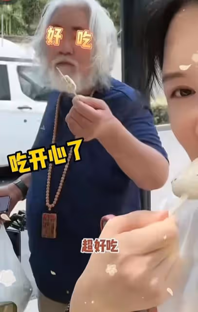 73歲張紀中騎電動車載孕妻,吃杜星霖雪糕被嫌棄:我不要吃你口水