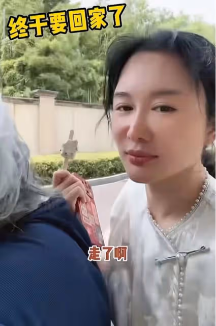 73歲張紀中騎電動車載孕妻,吃杜星霖雪糕被嫌棄:我不要吃你口水