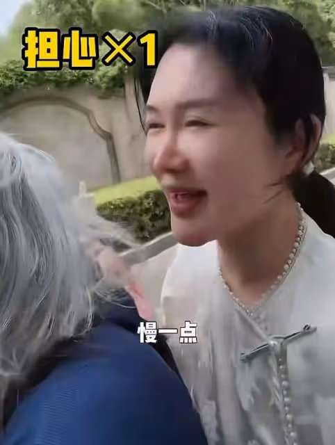 73歲張紀中騎電動車載孕妻,吃杜星霖雪糕被嫌棄:我不要吃你口水