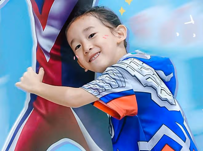 應采兒小兒子滿4歲,hoho和哥哥Jasper長成一張臉,像爸爸陳小春