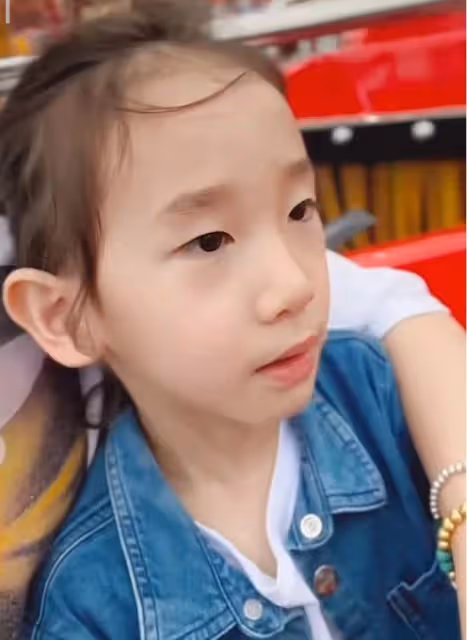 應采兒小兒子滿4歲,hoho和哥哥Jasper長成一張臉,像爸爸陳小春