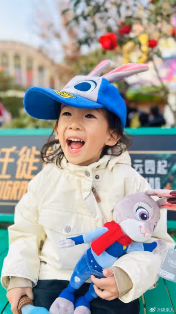 應采兒小兒子滿4歲,hoho和哥哥Jasper長成一張臉,像爸爸陳小春