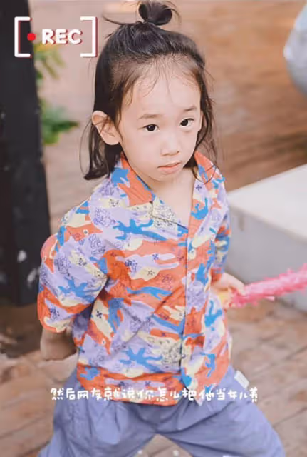 應采兒小兒子滿4歲,hoho和哥哥Jasper長成一張臉,像爸爸陳小春