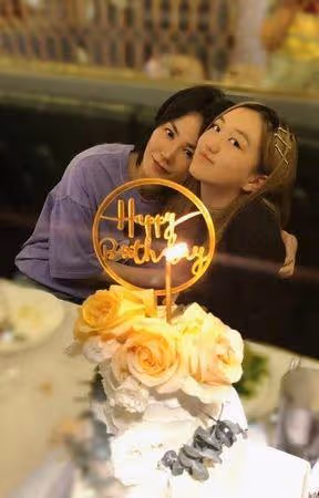 王菲親摟愛女照被翻出!18歲李嫣絕美模樣曝 網驚呆:沒看出來