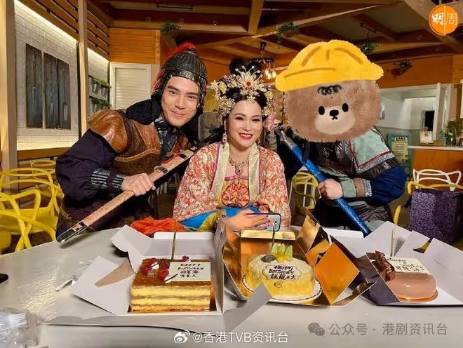 樊亦敏53歲生日玩穿越!獲《愛回家》劇組慶生現神秘人