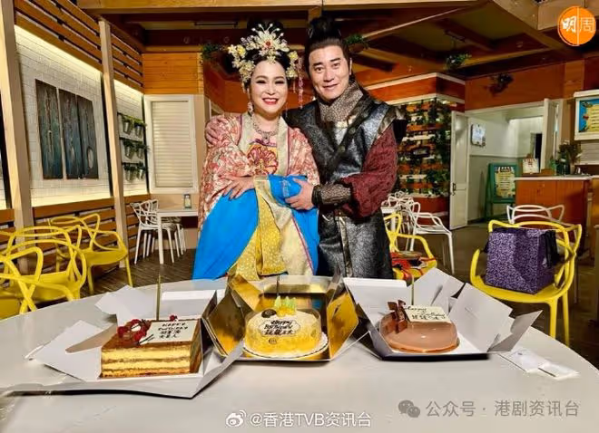樊亦敏53歲生日玩穿越!獲《愛回家》劇組慶生現神秘人