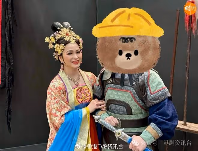 樊亦敏53歲生日玩穿越!獲《愛回家》劇組慶生現神秘人