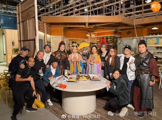樊亦敏53歲生日玩穿越!獲《愛回家》劇組慶生現神秘人