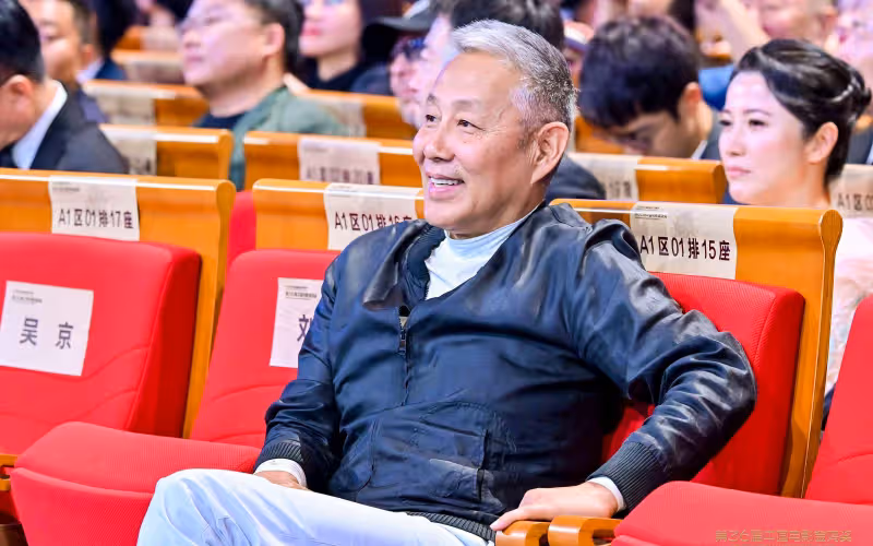 陳道明上街被偶遇,穿3000元花色短袖顯時髦!和戲中的慶帝反差大