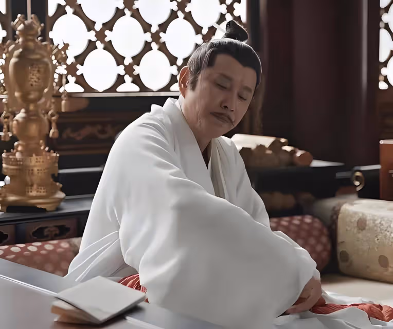 陳道明上街被偶遇,穿3000元花色短袖顯時髦!和戲中的慶帝反差大