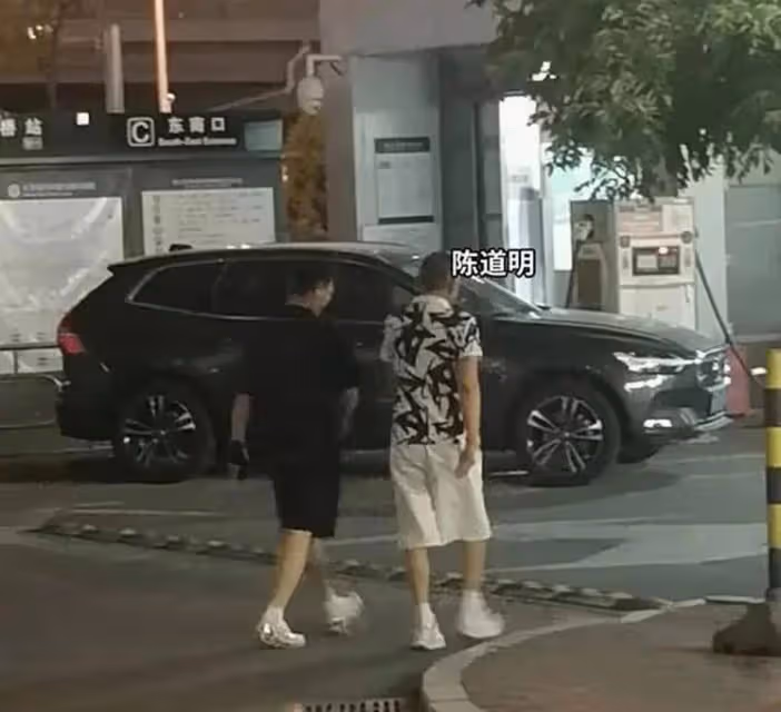 陳道明上街被偶遇,穿3000元花色短袖顯時髦!和戲中的慶帝反差大