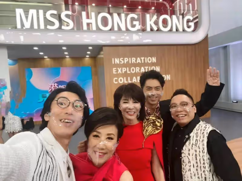 65歲鄭裕玲同框75歲汪明荃輸太多!一個強行扮嫩臉好僵,一個自然老去超優雅